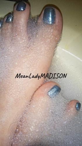 meanladymadison toes n bubbles 2