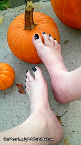 themeanladymadisonshow footworship & pumpkins